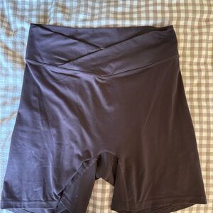 437 Criss-Cross biker shorts